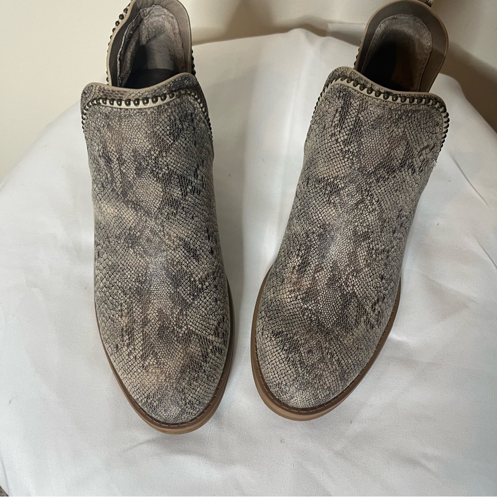 Very G Women’s Cream Snake Print Bead Trim Stacked Heel V-Cut Booties Sz 6.5 New - Picture 3 of 11